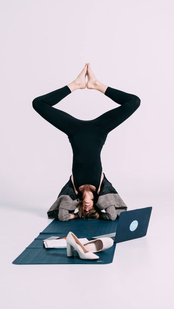 A través del mindfulness podemos sostener posturas invertidas, pero también mejorar en el rendimiento laboral y bajar el estrés