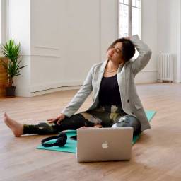 Como te afecta el bruxismo al dolor de cabeza, y como el yoga puede ayudarte 